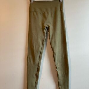 Alphalete leggings -AMPLIFY , Women's Seamless Scrunch Legging
Color : Willow